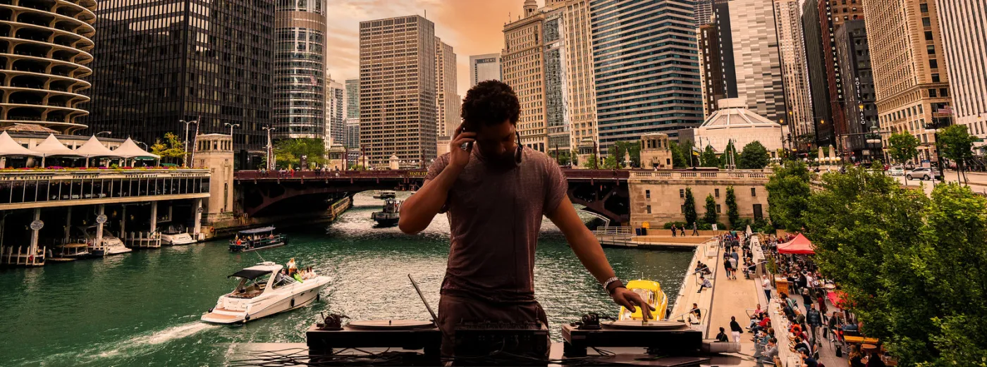 Golden hour on the Chicago River beside City Winery Riverwalk